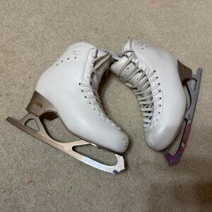 EDEA Chorus 235C White Ice Skates with 9” MK professional lite blades